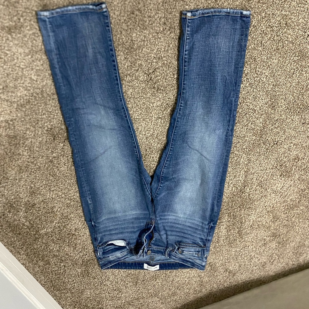 basic buckle jeans